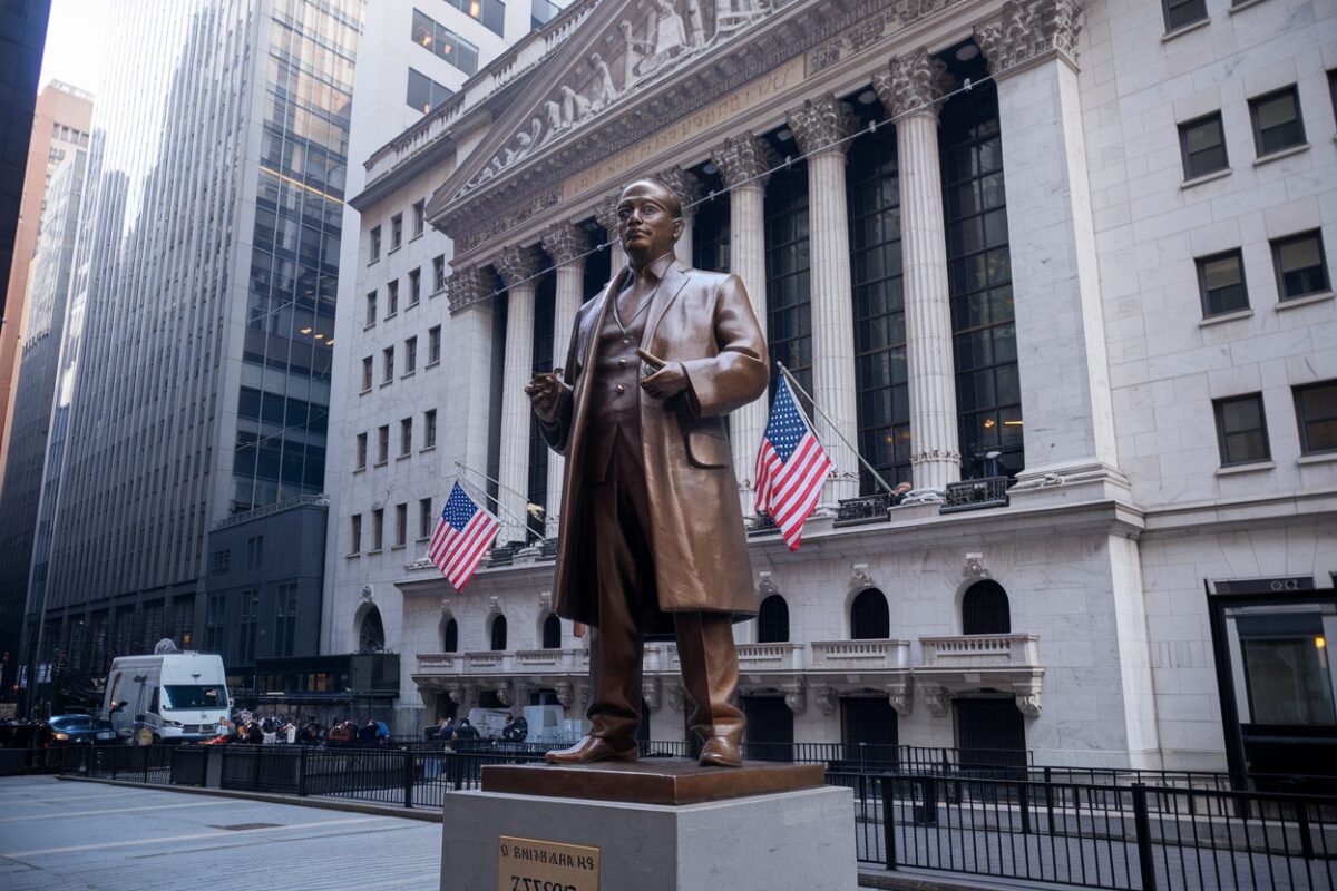 Une statue de satoshi nakamoto s'érige à la bourse de new york, symbole de l'évolution des temps modernes et de la finance digitale