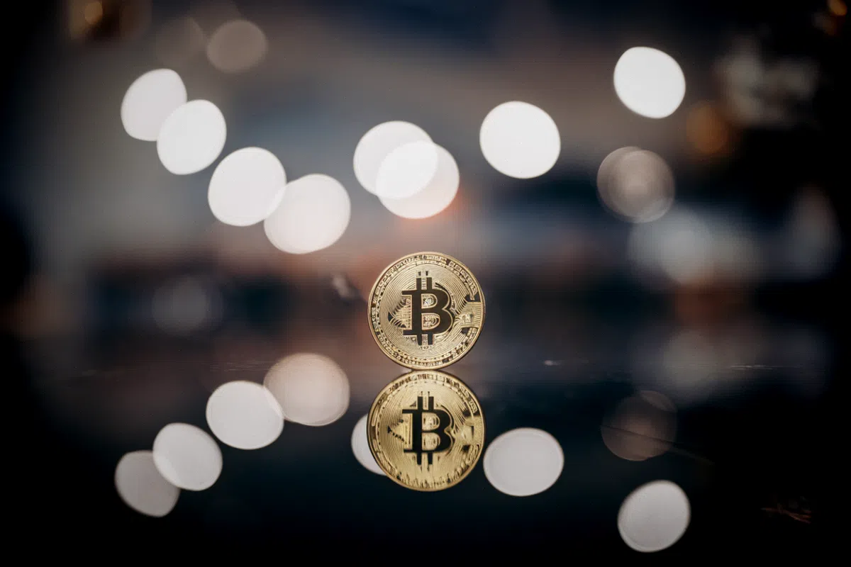 Bitcoin proche du bottom : ce que disent le prix réalisé à 53 000 $ et 40 semaines de bear market Cours du bitcoin en forte baisse affiché sur des écrans de trading pendant le bear market