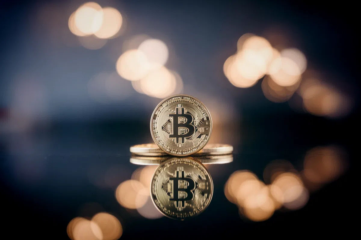 Bitcoin sous 60 000 dollars : la baisse la plus calme du cycle raconte autre chose qu'un krach Cours du bitcoin en baisse affiché sur des écrans de trading avec indicateurs de volatilité