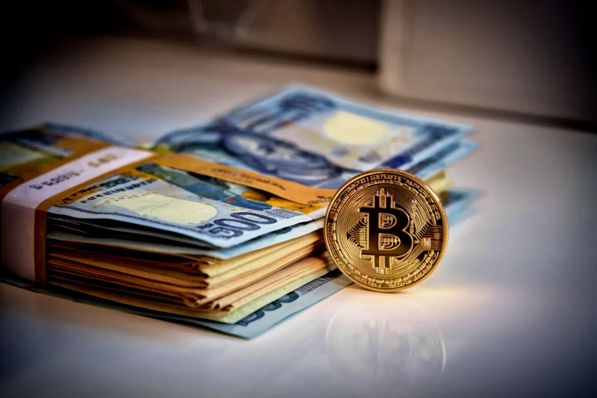 Coldcard : 119 000 BTC réveillés, presque aucun vendu, ce que ce mouvement dit vraiment du cycle Portefeuille matériel bitcoin Coldcard posé près de graphiques du cours du bitcoin stable sur écrans