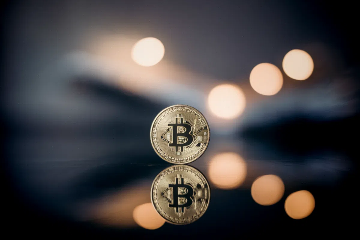 Hashrate des mineurs cotés : hors Bitdeer, une chute de 21 % en six mois quand l'IA absorbe les capacités Machines de minage de bitcoin et serveurs d'intelligence artificielle illustrant la baisse du hashrate des mineurs cotés