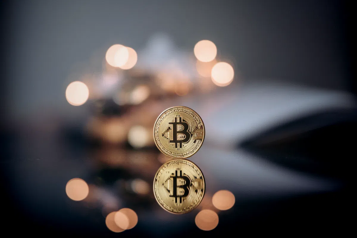 Fin de BitMEX : 11 ans, 100 de levier et 200 millions d'amendes pour une plateforme culte Écran de trading affichant la fermeture de la plateforme BitMEX et le cours du bitcoin