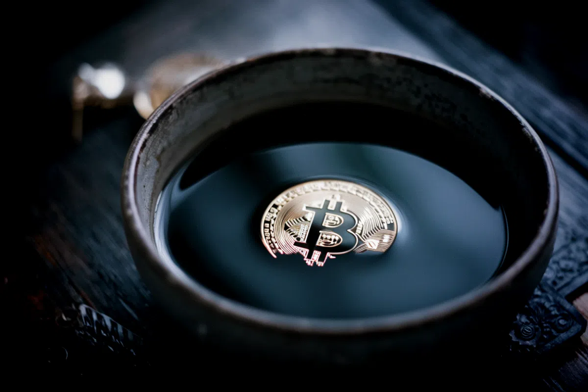 Minage Bitcoin en France : 8 euros de perte par jour et par machine, la soustraction qui condamne le foyer Machine de minage Bitcoin dans un garage avec compteur électrique affichant un coût élevé